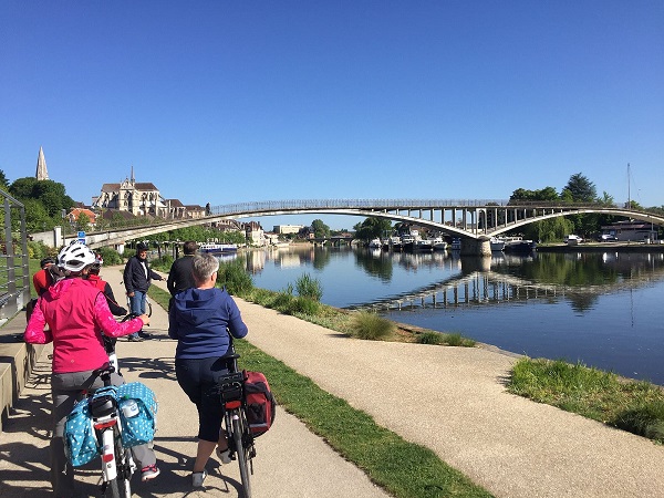 cyclistes arrêtés sur chemin d'halage avec vue sur Auxerre et l'Yonne